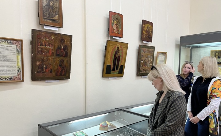 На выставке икон. Фото Азовского музея–заповедника