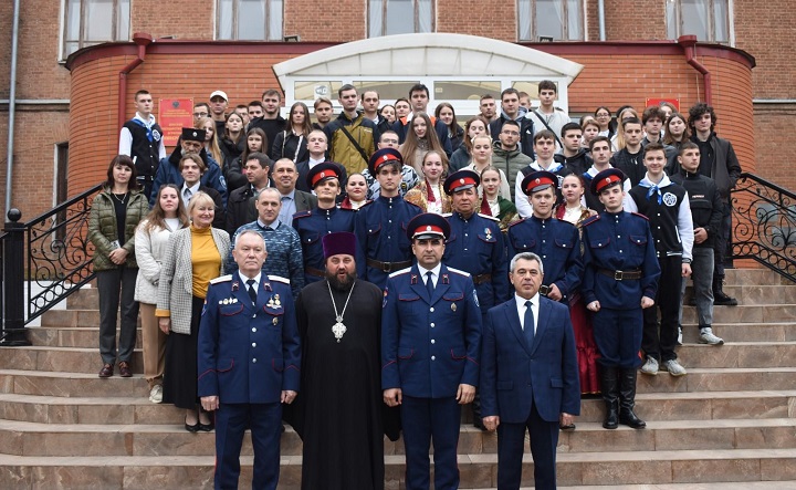 Сергей Бодряков и студенты ДонГАУ. Фото donland.ru