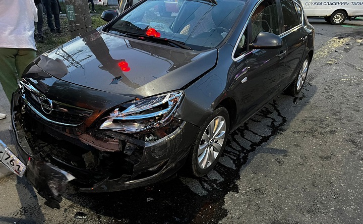 Opel Astra после ДТП в Таганроге. Фото поисково-спасательного подразделения управления защиты от ЧС Таганрога