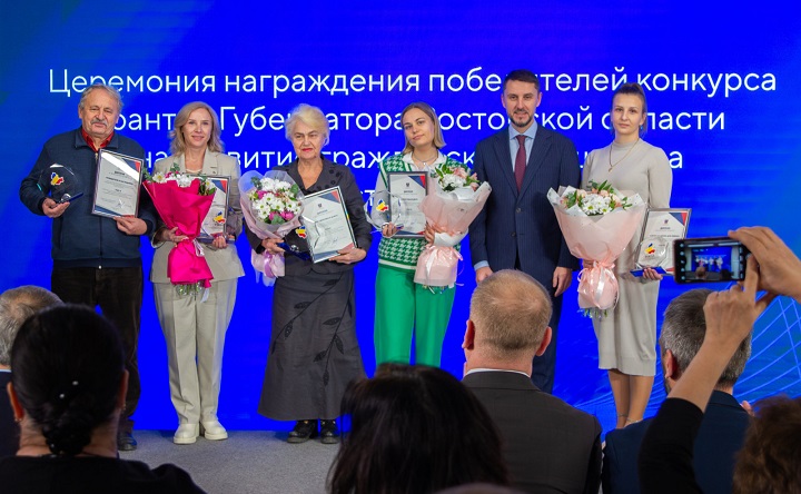 Награждение авторов лучших проектов. Фото министерства региональной политики и массовых коммуникаций Ростовской области