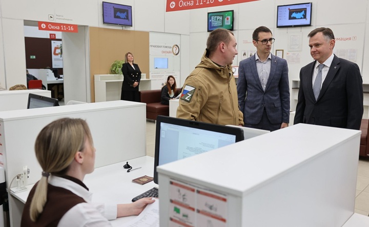 Юрий Слюсарь с участниками СВО в МФЦ. Фото пресс-службы губернатора