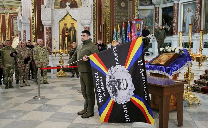 Полковое знамя в руках Сергея Бодрякова. Фото министерства региональной политики и массовых коммуникаций Ростовской области