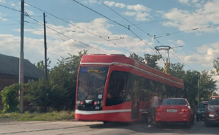 ДТП с трамваем в Таганроге на Большом Проспекте. Фото Виктора Кудряшова
