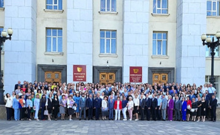 Финансисты перед зданием правительства области. Фото donland.ru