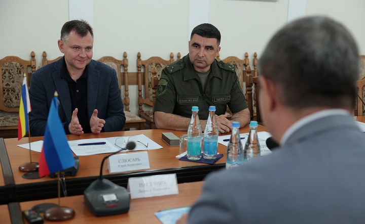 Юрий Слюсарь на встрече с Леонидом Пасечником. Фото пресс-службы губернатора Ростовской области