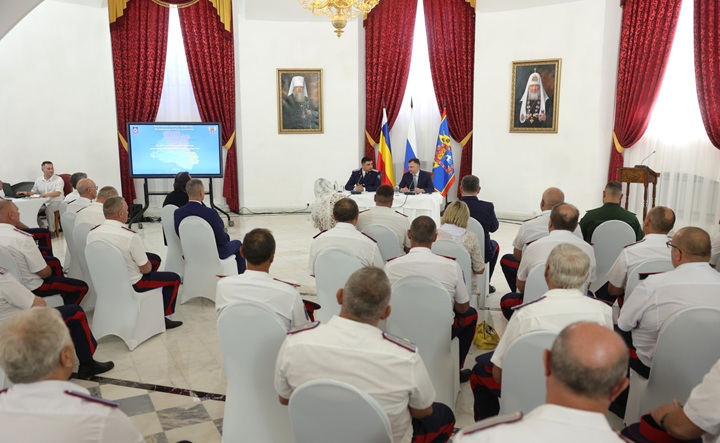 Встреча с атаманами. Фото пресс-службы губернатора.