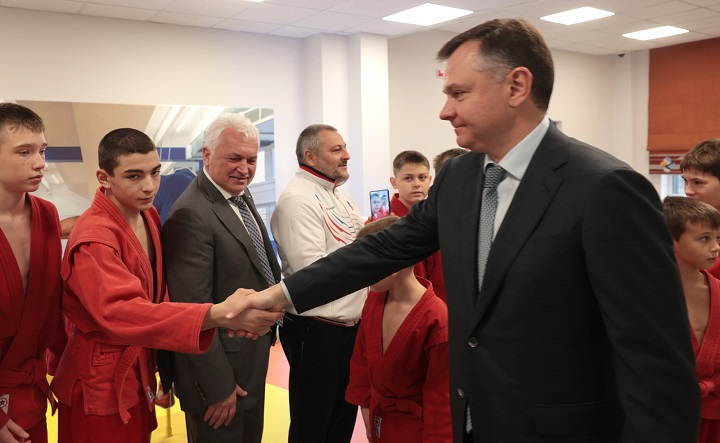 Юрий Слюсарь на открытии базовой площадки всероссийского проекта «Самбо в школу». Фото пресс-службы губернатора Ростовской области