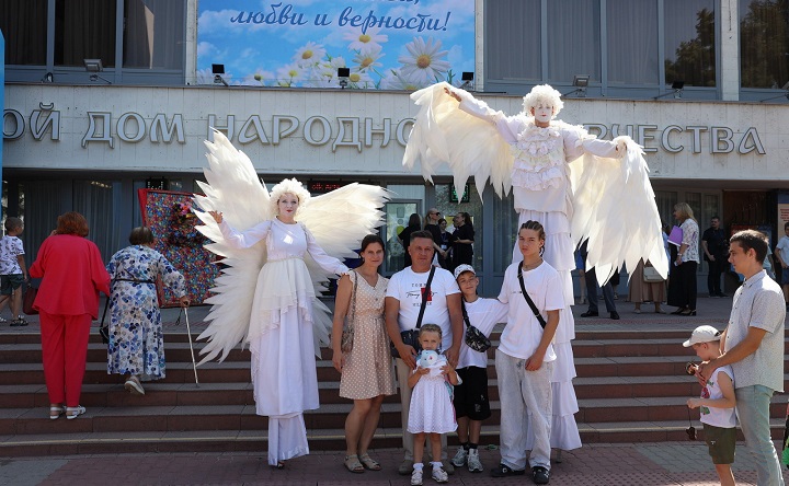 Участники приёма по случаю Дня семьи, любви и верности. Фото пресс-службы губернатора Ростовской области